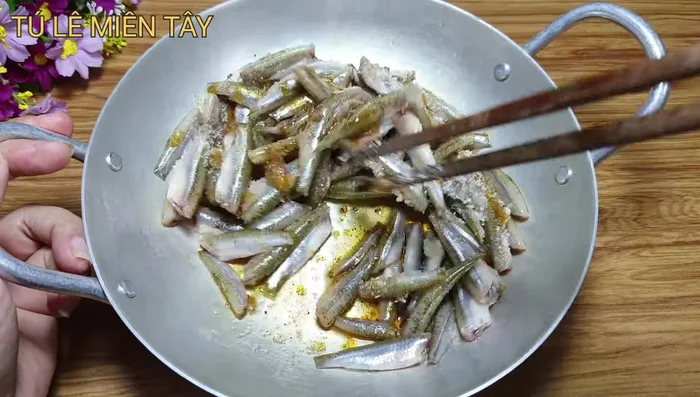 Trộn đều gia vị và cá, để cá ngấm gia vị.
