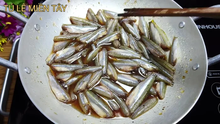 Đun sôi cá: Bật lửa lớn cho cá sôi. Khi sôi, dùng đũa nhẹ nhàng trở mặt cá để cá chín đều.