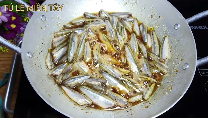 Kho cá: Giảm lửa nhỏ, kho liu riu đến khi cá săn lại, nước kho sánh lại và cá có màu đẹp.