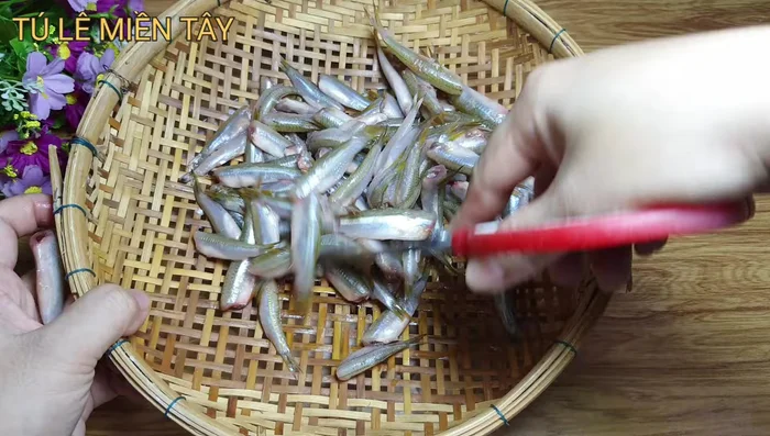 Làm sạch cá: Cắt bỏ đuôi, loại bỏ ruột cá để tránh bị đắng. Rửa sạch cá với nước.