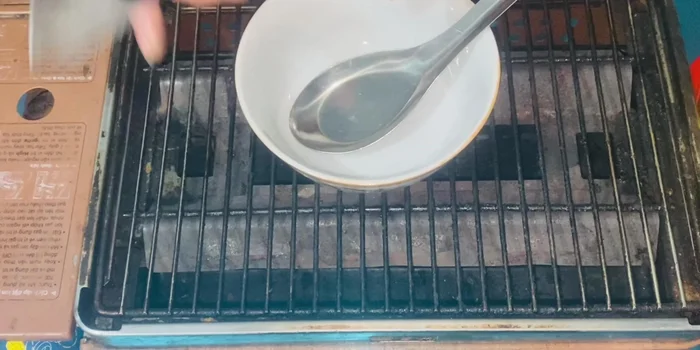 Đập trứng gà (hoặc sử dụng trứng cút). Đánh bông trứng.
