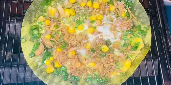 Thêm hành khô sấy, tép sấy/ruốc sấy, khô bò xé sợi lên bánh. Tiếp tục xoay đều bánh.