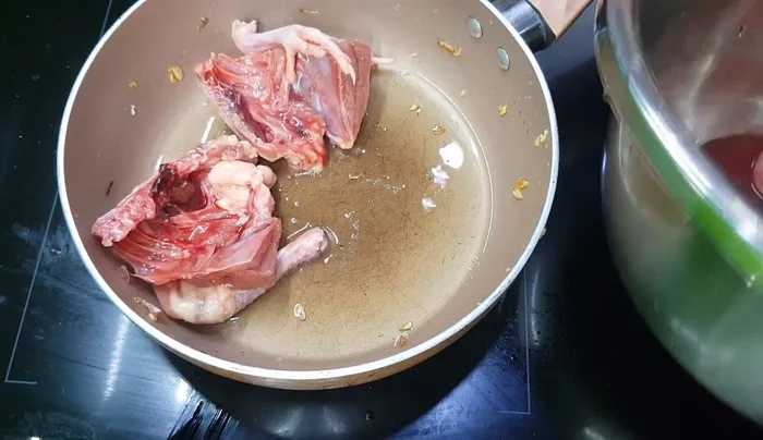 Chiên chim đã ướp gia vị.