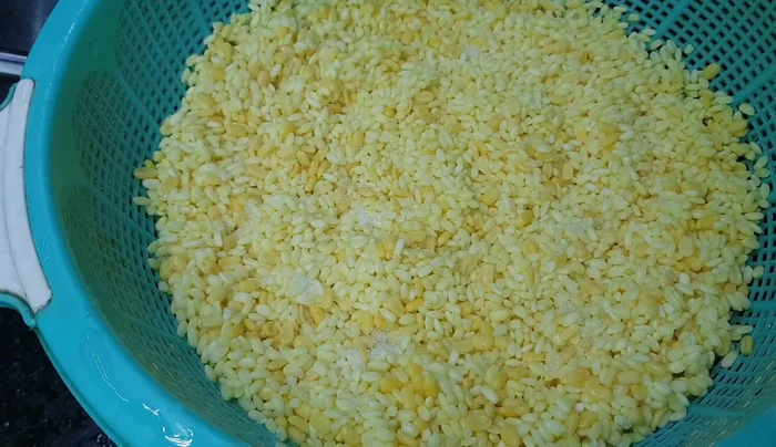 Cho chim đã chiên vào nồi xôi đang hấp, hấp thêm khoảng 30-40 phút cho đến khi xôi chín mềm.