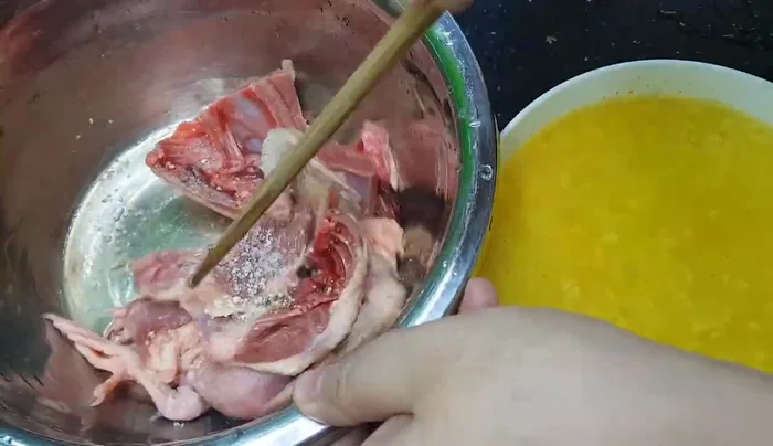Phi thơm hành với dầu ăn cho đến khi vàng.