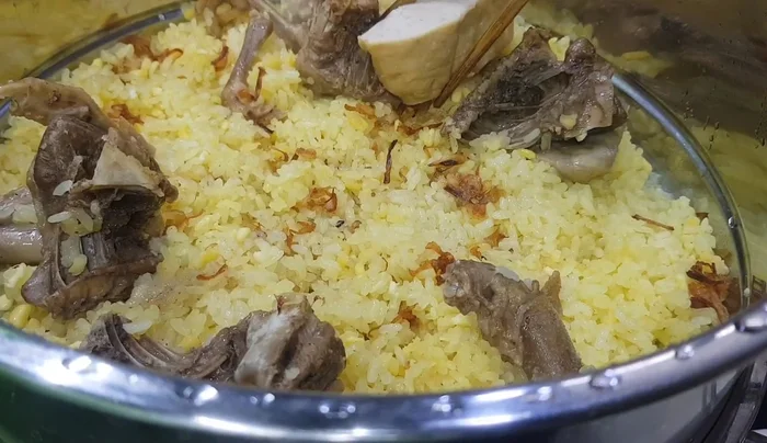 Trộn đều xôi, múc ra đĩa và thưởng thức.