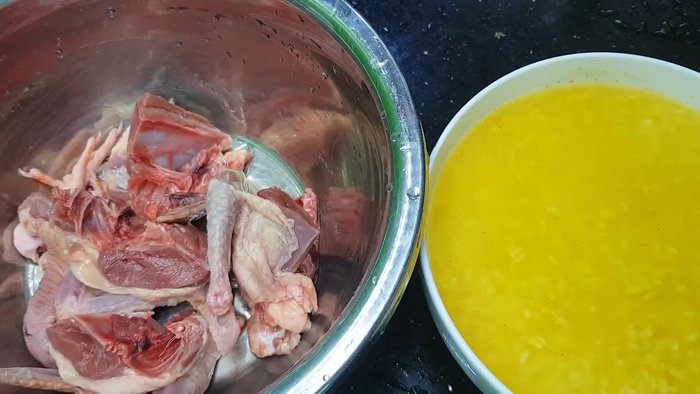 Làm sạch, ép, cắt chim thành miếng vừa ăn. Ướp chim với tiêu, muối.