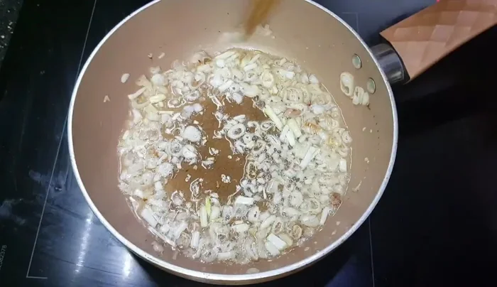 Xào chín hành.