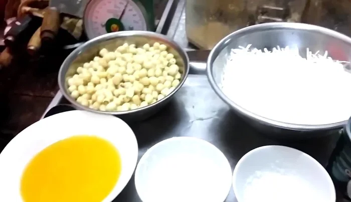 Ngâm hạt sen khoảng 2 tiếng cho mềm, sau đó luộc khoảng 15-20 phút, có thể ngâm thêm 30 phút nữa cho hạt sen bớt ngái.