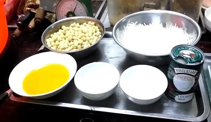 Chuẩn bị dừa nạo (có thể mua sẵn hoặc tự nạo).