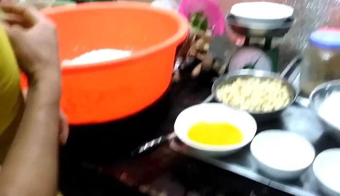 Cho hỗn hợp vào chõ đồ xôi, đồ xôi khoảng 20-25 phút (hoặc 30 phút nếu chõ nhỏ, ít lỗ thoáng khí).