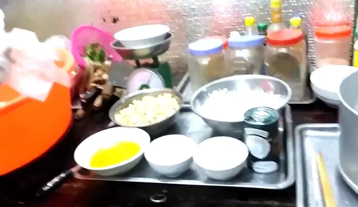 Trộn đều gạo nếp với dừa nạo, hạt sen, muối, đường và 1/2 lượng mỡ gà.