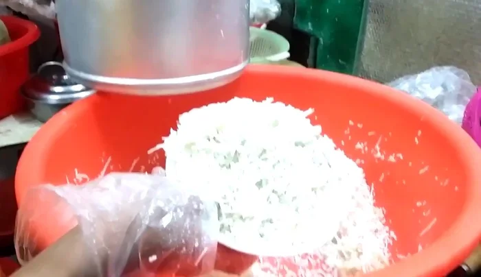 Lấy xôi ra, để nguội khoảng 2-3 tiếng.