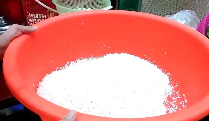 Vo sạch gạo nếp, ngâm từ 6-8 tiếng (tùy mùa, mùa đông ngâm lâu hơn). Có thể dùng nước ấm để ngâm nhanh hơn nếu cần.
