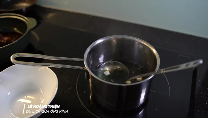 Nêm nếm thêm một chút muối nếu cần (súp miso thường đã có vị mặn).