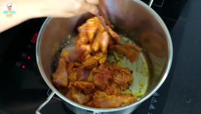 Cho gà đã ướp vào xào săn (200.04).