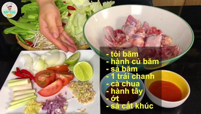 Sơ chế gà: Làm sạch, chặt miếng vừa ăn, ướp với muối và giấm. Sau đó ướp gà với 2 muỗng cà phê hạt nêm, 1/3 muỗng cà phê muối, 1 xíu bột ngọt, 1/2 muỗng canh đường, 1/3 muỗng canh nước mắm, 1 muỗng canh tương cà, 1 muỗng canh tương ớt, 1 muỗng canh dầu màu điều. Để ướp khoảng 15-30 phút (144.29).