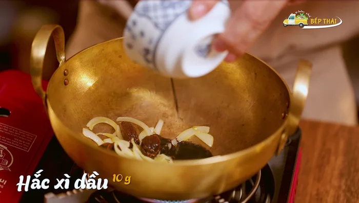 Thêm gia vị vào sốt: Cho hạt nêm/xì dầu, tương ớt, nước tương, nước, bột ngọt/bột thịt gà vào. Đun sôi, hạ nhỏ lửa, nấu trong 10 phút rồi vớt bỏ hoa hồi, thảo quả.