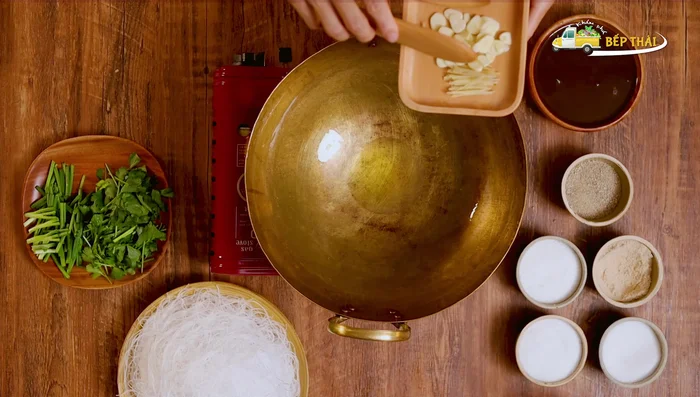 Xào miến: Cho dầu ăn vào chảo, sau đó cho tỏi và gừng vào phi thơm. Thêm tôm vào xào chín.