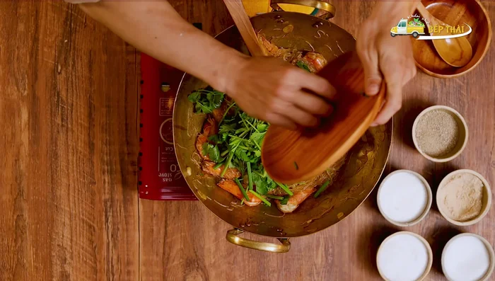 Thêm hành lá và tàu hủ ki vào, tắt bếp.