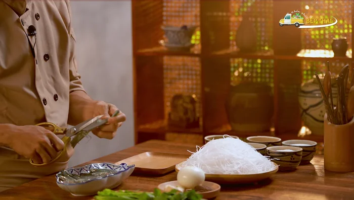 Sơ chế tôm: Cắt bỏ phần đầu, chân, dùng kéo cắt phần lưng tôm để lấy chỉ (nếu có).