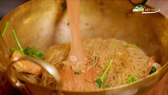 Cho miến xào ra tô và trang trí.