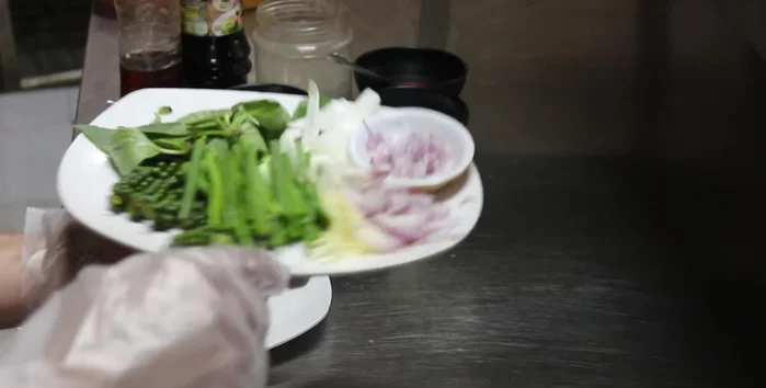 Ướp cá với hành tím, gừng, lá quế, hành tây, đường, dầu hào, tiêu xay, dầu ăn, dầu mè. (42.39)
