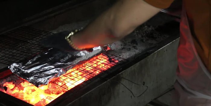 Trở mặt cá để cá chín đều. (605.79)