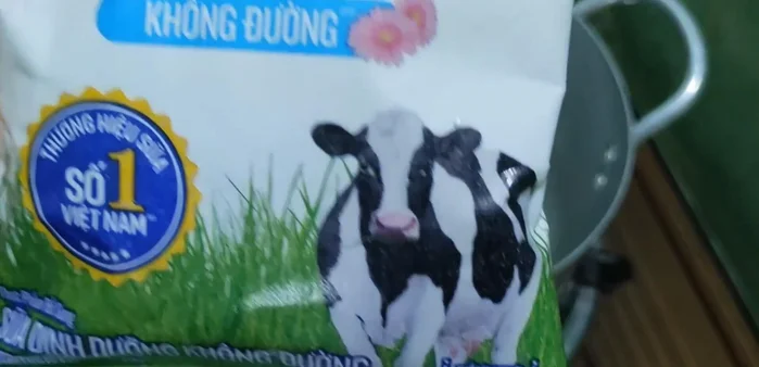 Chuẩn bị hỗn hợp sữa: Cho sữa tươi không đường vào nồi nhỏ, đun sôi, khuấy đều. Tắt bếp và cho 50g bột cốt dừa vào, khuấy đều đến khi tan hết.