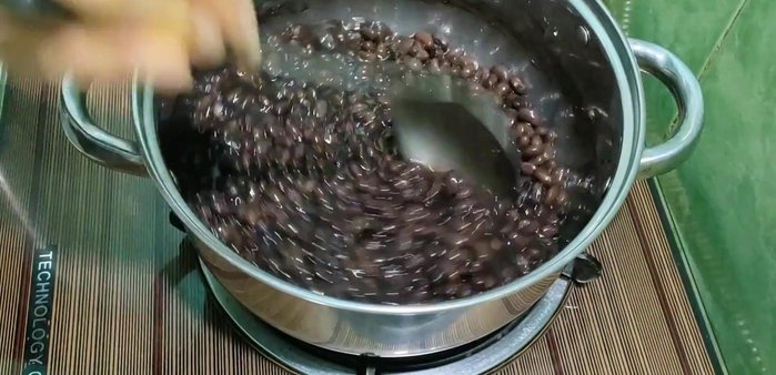 Cho 150ml sữa đặc vào phần đậu đen còn lại, khuấy đều đến khi tan.