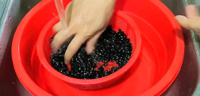 Nhặt bỏ hạt đậu đen hư hỏng, rửa sạch và ngâm khoảng 8 giờ (hoặc 4 giờ với nước ấm để đậu nhanh mềm).