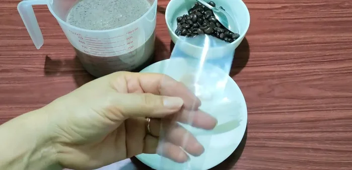 Cho hỗn hợp đậu đen xay nhuyễn vào túi nhựa nhỏ, thêm đậu đen nguyên hạt (tùy chọn). Buộc chặt bằng dây thun.