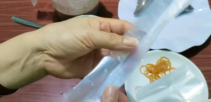 Nếu muốn làm kem que, sử dụng túi nhựa dài và xiên que. Cắt bớt đầu nhọn của xiên que để tránh làm thủng túi. Cho đậu đen nguyên hạt và hỗn hợp đậu đen xay vào túi, chừa khoảng 2cm miệng túi để buộc dây thun.