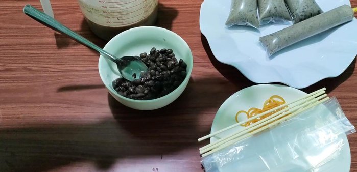 Cho kem vào ngăn đá tủ lạnh khoảng 10 giờ hoặc qua đêm.