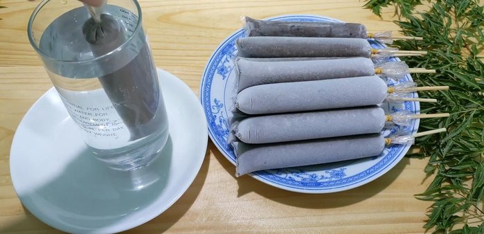 Lấy kem ra khỏi túi bằng cách nhúng que kem vào nước ấm 2-3 giây rồi kéo nhẹ.