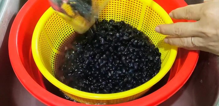 Rửa sạch đậu đen đã ngâm.