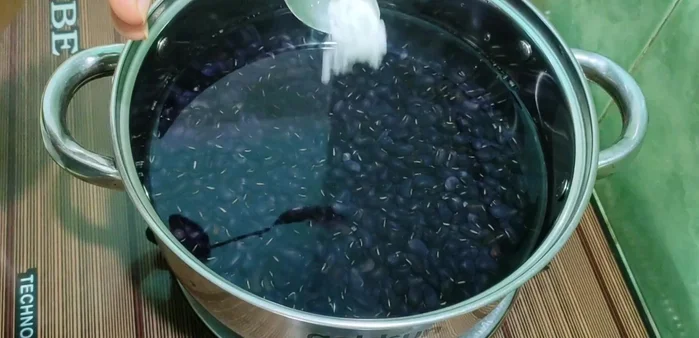 Cho đậu đen vào nồi, thêm 1 lít nước và gần nửa muỗng cà phê muối. Đun sôi, sau đó giảm lửa nhỏ, đậy nắp và ninh đến khi đậu mềm (khoảng 1 giờ). Lưu ý mở hé nắp khi đậu sắp cạn nước để tránh trào.