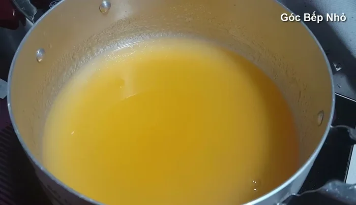 Đun sôi hỗn hợp trên bếp, sau đó cho thêm 1 thìa sữa đặc, khuấy đều.