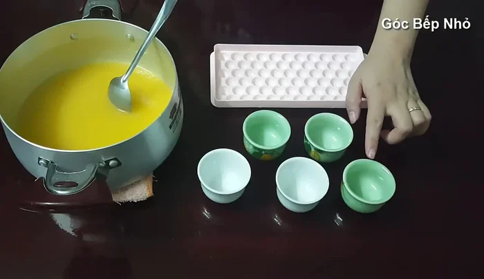Cho hỗn hợp vào chén nhỏ, để nguội và cho vào tủ lạnh cho đông.