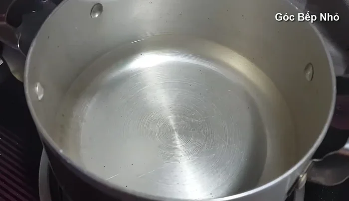 Làm phần lòng trắng: Cho 300ml nước vào nồi, thêm phần bột rau câu còn lại, khuấy tan.