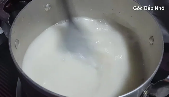 Thêm sữa đặc còn lại (có thể thêm sữa tươi hoặc nước cốt dừa nếu muốn), khuấy đều. Nếu thích ngọt hơn, thêm đường. Đun sôi đến khi đường tan hết, tắt bếp.