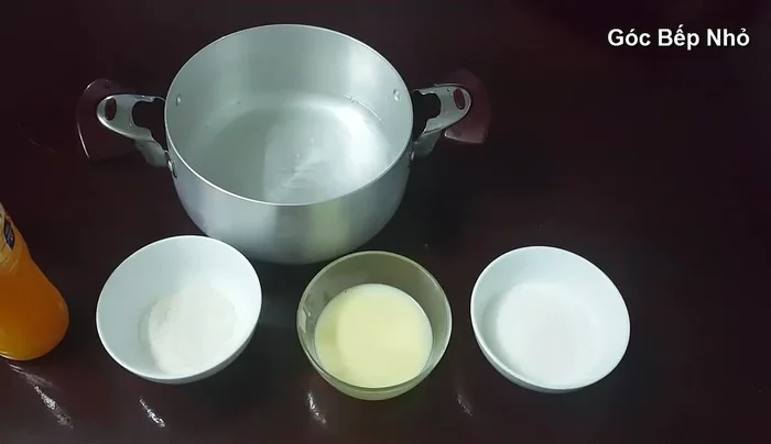 Cho 300ml nước vào nồi, thêm 1 thìa bột rau câu agar-agar, khuấy đều cho tan.