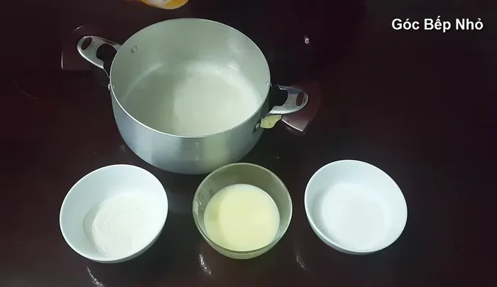 Thêm 100ml nước cam, khuấy đều.