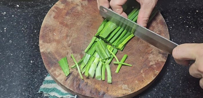 Sơ chế các nguyên liệu khác: thái nhỏ hành hoa, mùi tàu (cắt khúc 3-5cm), hành khô (thái lát mỏng), băm nhỏ gừng.