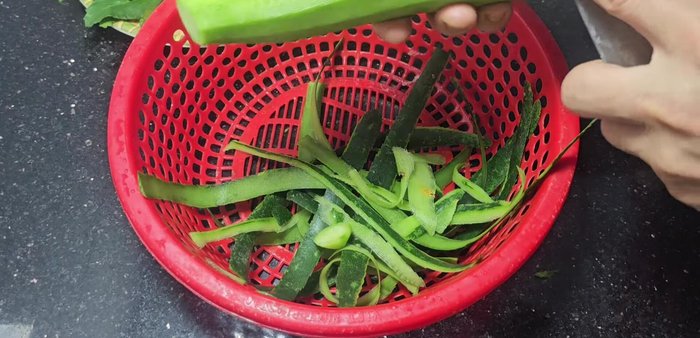 Làm sạch bí xanh: Lạo vỏ, cắt bỏ phần gốc, rửa sạch. Cắt bí xanh đôi, bỏ ruột và hạt, rửa lại. Thái bí xanh thành lát vát dày khoảng 0.5cm.
