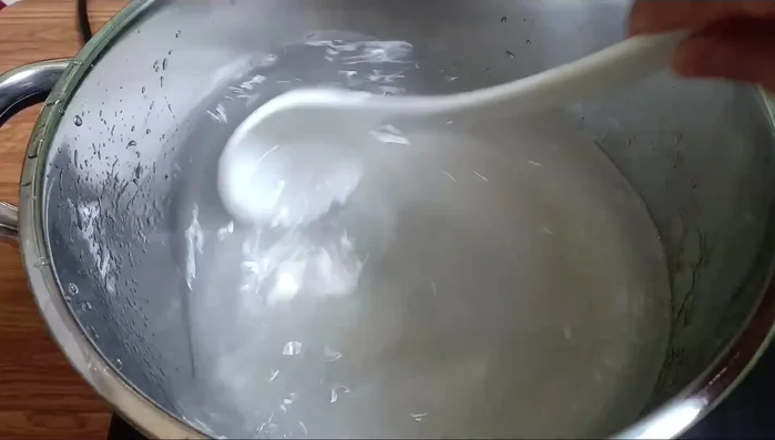 Cho hỗn hợp đường, rau câu, nước dừa vào nồi, nấu sôi.