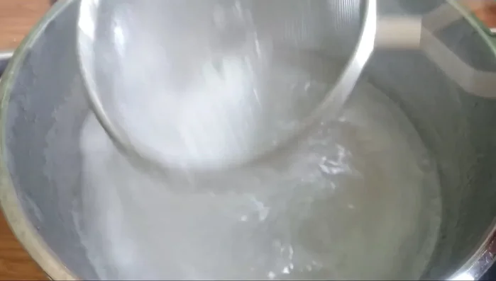 Lọc hỗn hợp để loại bỏ tạp chất.