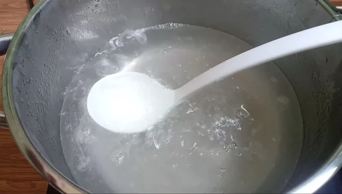 Đổ rau câu vào khuôn, chia làm 2 phần: 1 phần có nước cốt dừa, 1 phần không.