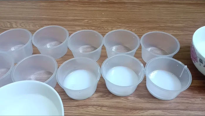 Đổ lớp rau câu đầu tiên vào khuôn. Không cần đợi đông cứng hoàn toàn, chỉ cần mặt trên khô là đổ lớp tiếp theo.