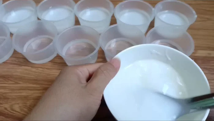 Tiếp tục đổ các lớp rau câu xen kẽ có và không có nước cốt dừa cho đến khi hết hỗn hợp.